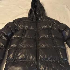 Glansjacka - Fint skick! Har ej använt för storleken var för stor! Inga skador och funkar som vanligt. Jätte fin jacka till vintern!