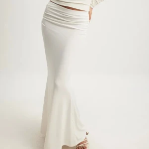 Vit kjol - Superfin vit långkjol som säljes pga att den inte satt som jag önskat. Aldrig använd och har prislappen kvar. Nypris 499. Bara att skriva om du undrar något😊