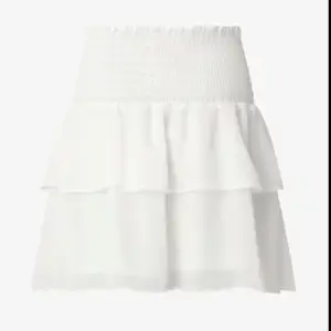 Säljer denna vita kjolen från Chelsea, köpte den 2021 i Göteborg för 450kr. Endast använd 3 gånger, ser ut som  ny. Storlek M men skulle säga den fungerar som S och L! Säljer samma kjol i svart, går bra att köpa båda för 200kr! 