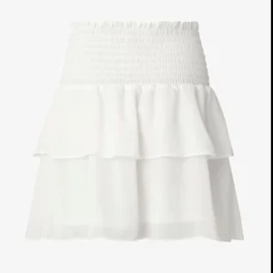 Chelsea kjol  - Säljer denna vita kjolen från Chelsea, köpte den 2021 i Göteborg för 450kr. Endast använd 3 gånger, ser ut som  ny. Storlek M men skulle säga den fungerar som S och L! Säljer samma kjol i svart, går bra att köpa båda för 200kr! 