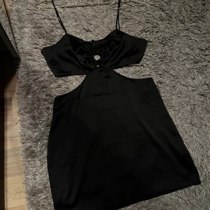 Klänning - Fin silkesklänning från zara. Strl L men liten i storleken (passar S/M) Svår att hänga upp för att visa modellen och därav liggande bilder.