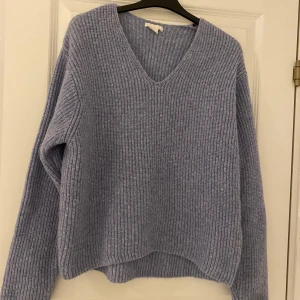  Ljusblå stickad tröja  - Superfin ljusblå tjock stickad tröja från H&M, den är i storlek xs men skulle mer säga att den sitter som S/M. Den är aldrig använd!! Skriv gärna vid frågor 🩷