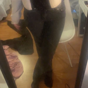 Svarta jeans  - Svart jeans med fickor där bak, knappt använda och super snygga🩷