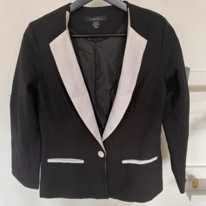 Kavaj - Aldrig använd. Minns ej om det är full längd på ärmarna eller 3/4 men kan testa/mäta vid intresse. 