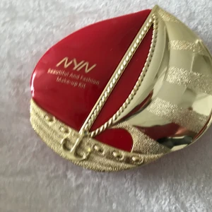 Perfekt Resande Skönhet Makeup Set  - Paket med 3 lager inklusive ögonskugga, konturpulver och små borsta  Mått ca 10.50*10.00*3.50 Helt ny 