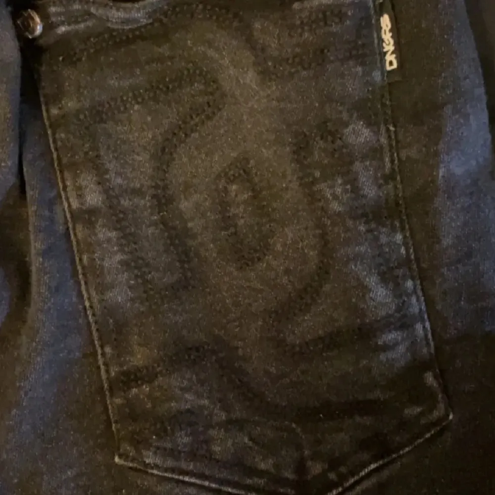 ‼️LÅNADE BILDER‼️ Jag köpte dessa baggy jeansen på plick men de passa tyvärr inte mig så säljer de för lite billigare än vad jag köpte de för💋😚 skriv gärna om du har frågor och för mått!💕de har ett coolt tryck på bakfickan likar lite märket DC🩷. Jeans & Byxor.