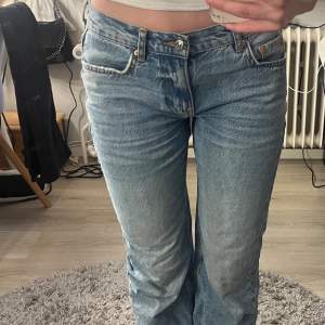 Loose fit jeans i storlek 34, , nypris 599. Säljer pga för stora.  