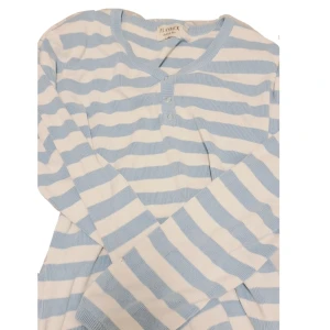 Playback kofta - En vit,blå randig kofta/tröja från Playback. Storlek M 🫶🏼 Aldrig använd, nyskick!