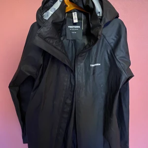 Regjacka regnbyxor - Regnjacka och regnbyxor Tretorn strl 146/152 svart