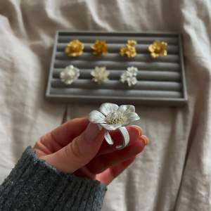 Handgjorda blomringar i högkvalitativt sterling silver (de guldiga även pläterade i 18k guld) 🌸 Släpps på hemsidan Olympiabutik.se 26/4 18:00 🌸 LIMITERAT ANTAL!