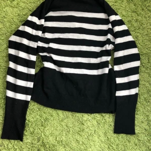Randig tröja - En fin långärmad randig tröja, köpt på secondhand❤️