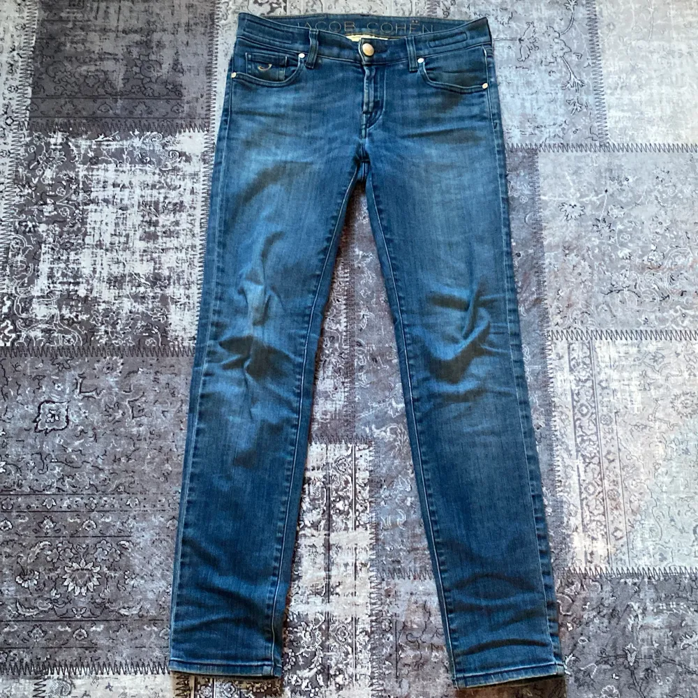 Jacob Cohen jeans i strl 27 i bra skick byxorna är Slim fit. Jeans & Byxor.