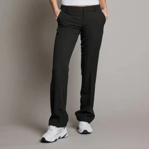 Lågmidjade kostymbyxa - Super fina från bikbok med liten slitning där nere då dom är för långa. Strl 34 regular  Ska tvätta dom längs ner samt stryka så blir dom lite bättre i slitningen där nere🌺