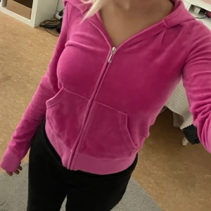 Juicy Couture  - Säljer denna gamla modell från Juicy Couture i storlek S, sparsamt använd❣️