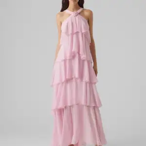 Jag söker nu denna vackra klänningen från Felicia Wedins kollektion med VERO MODA. Gärna bra skick och är otroligt intresserad om du själv eller någon du känner kan tänka sig att sälja klänningen. Om du kan hyra ut fungerar det också.