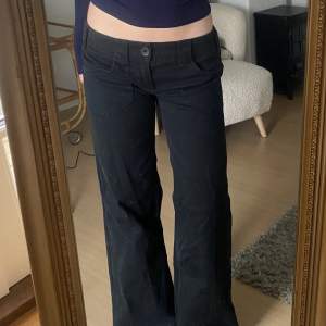 Säljer dessa vida lågmidjade jeans från EDC by esprit. Midjemåttet är ca 72 cm. skriv för fler bilder eller mått. Priset kan diskuteras 