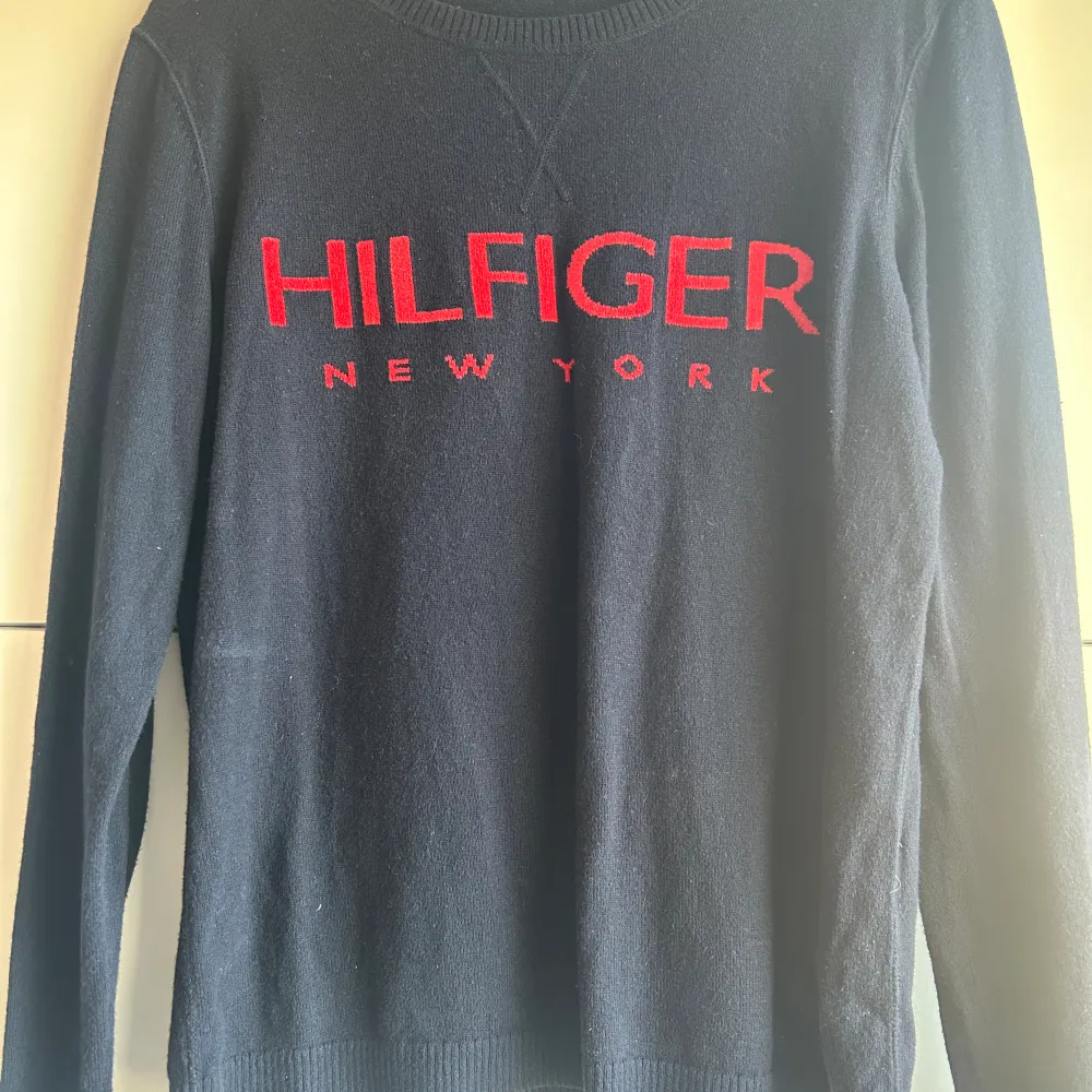 En mysig Tommy Hilfiger tröja som är knappt använd men är i bra skick. Storleken är i S och säljs för 350kr. Stickat.