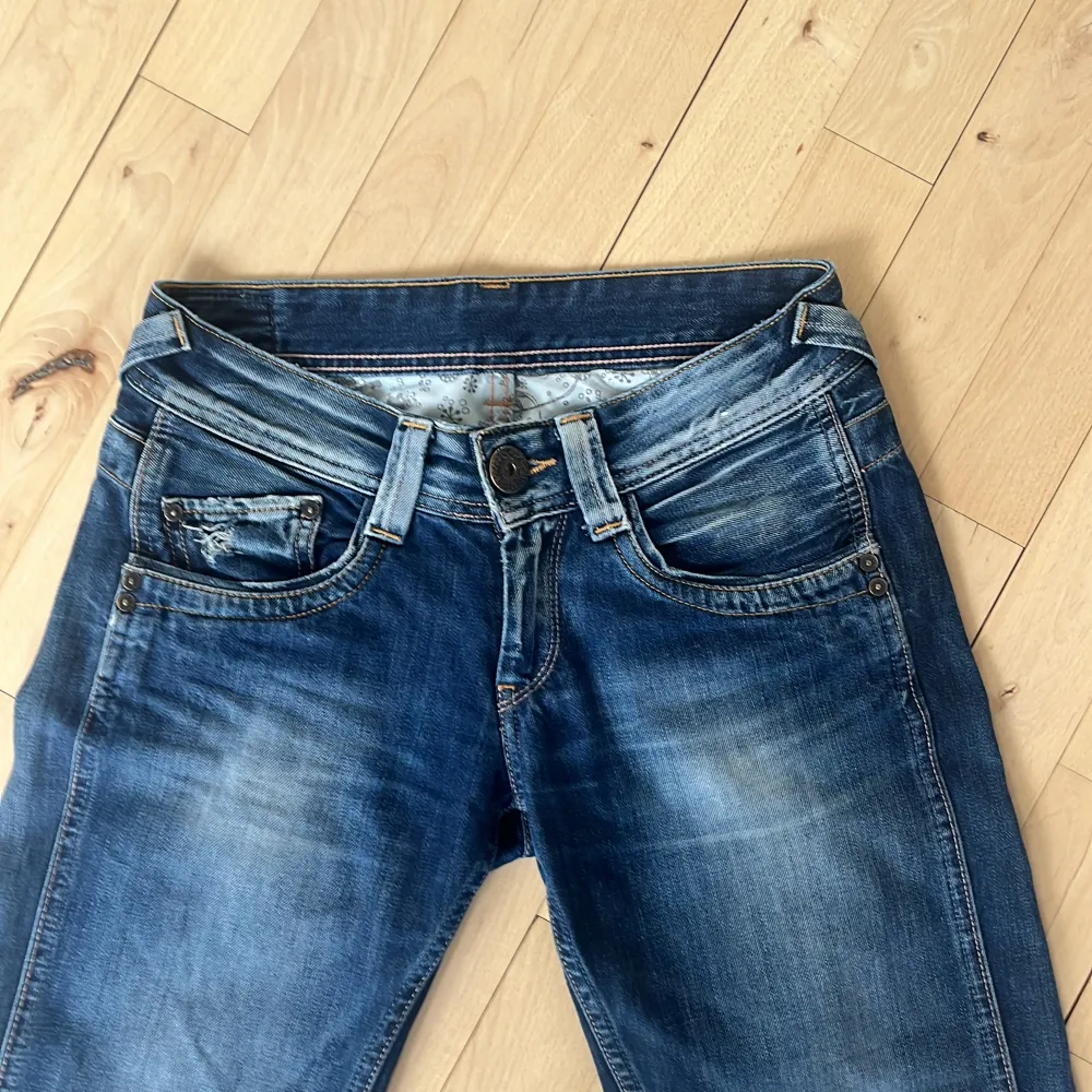 Mörkblå jeans från pepe jeans. Midjemått:36 tvärsöver  Innerbenslängd: 78 cm Jag är 170 . Jeans & Byxor.