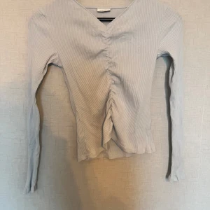 Urringad tröja  - En urringad tröja från Kappahl, har haft den på mig två gånger, jätte fint skick 