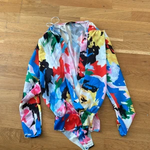 Body Zara - Helt underbar somrig body från zara, inköpt i Spanien. Aldrig använd! Materialet är lite silkaktigt 