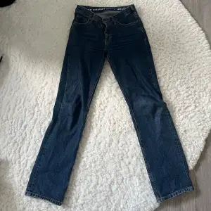Säljer mörkblå jeans från bikbok!! de är lågmidjade och längd ser du på andra bilden. Jag är 170 cm och de passar perfekt i längden ❤️