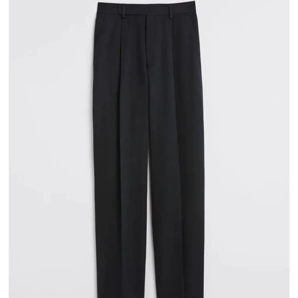 Säljer dessa Julie Linen trousers storlek 36. Nypris 2400.  54% bomull 46% linne. Perfekt till vår och sommaren . Jeans & Byxor.