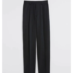 Filippa K Julie linen svart  - Säljer dessa Julie Linen trousers storlek 36. Nypris 2400.  54% bomull 46% linne. Perfekt till vår och sommaren 