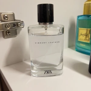 Vibrant leather zara - En inspirerad doft av creed aventus. Har i princip nästan hela flaskan full.  Nypris: 279kr