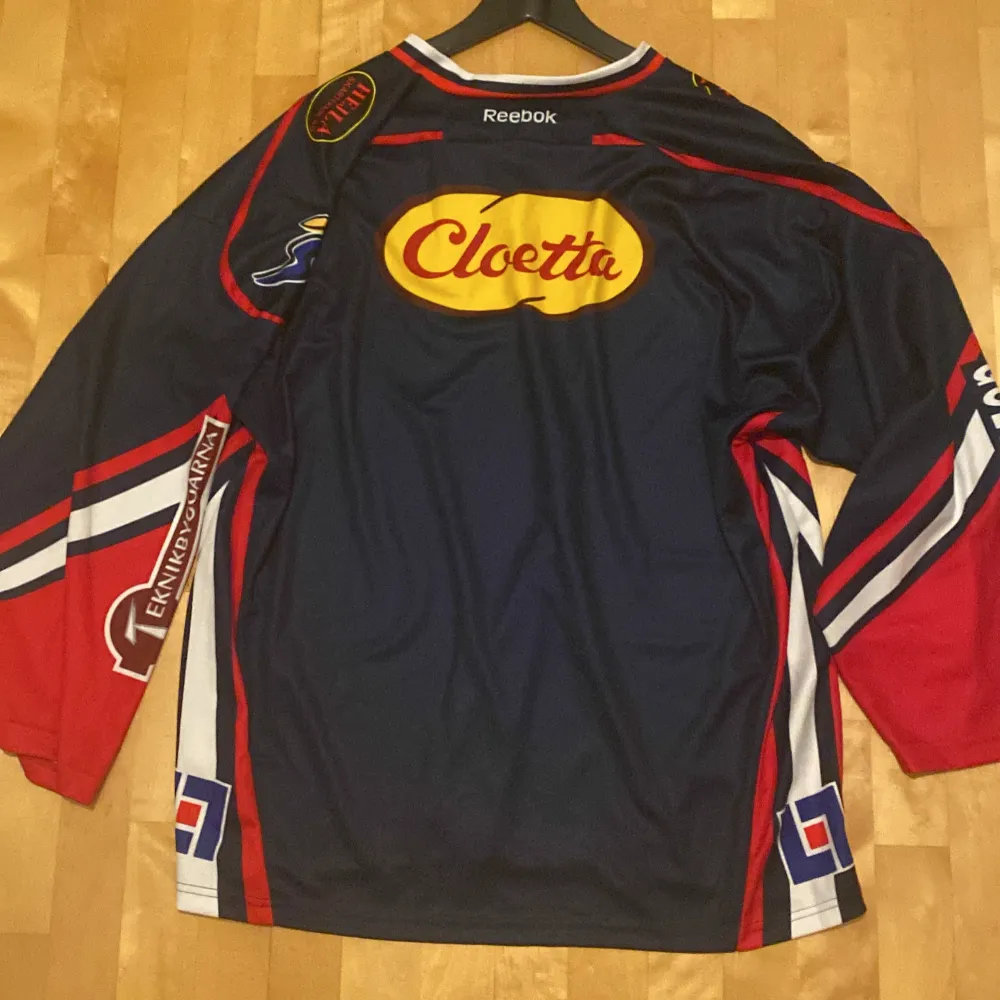 Helt oanvänd säljer eftersom jag behöver pengar tröjan e singnjerad av alla Linköpings hockey spelare för 10-15 år sedan. Sport & träning.