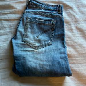 Ett par snygga dondup george jeans i storlek 32 de är i väldigt bra skick förutom en liten grej men annars riktigt fräscha.