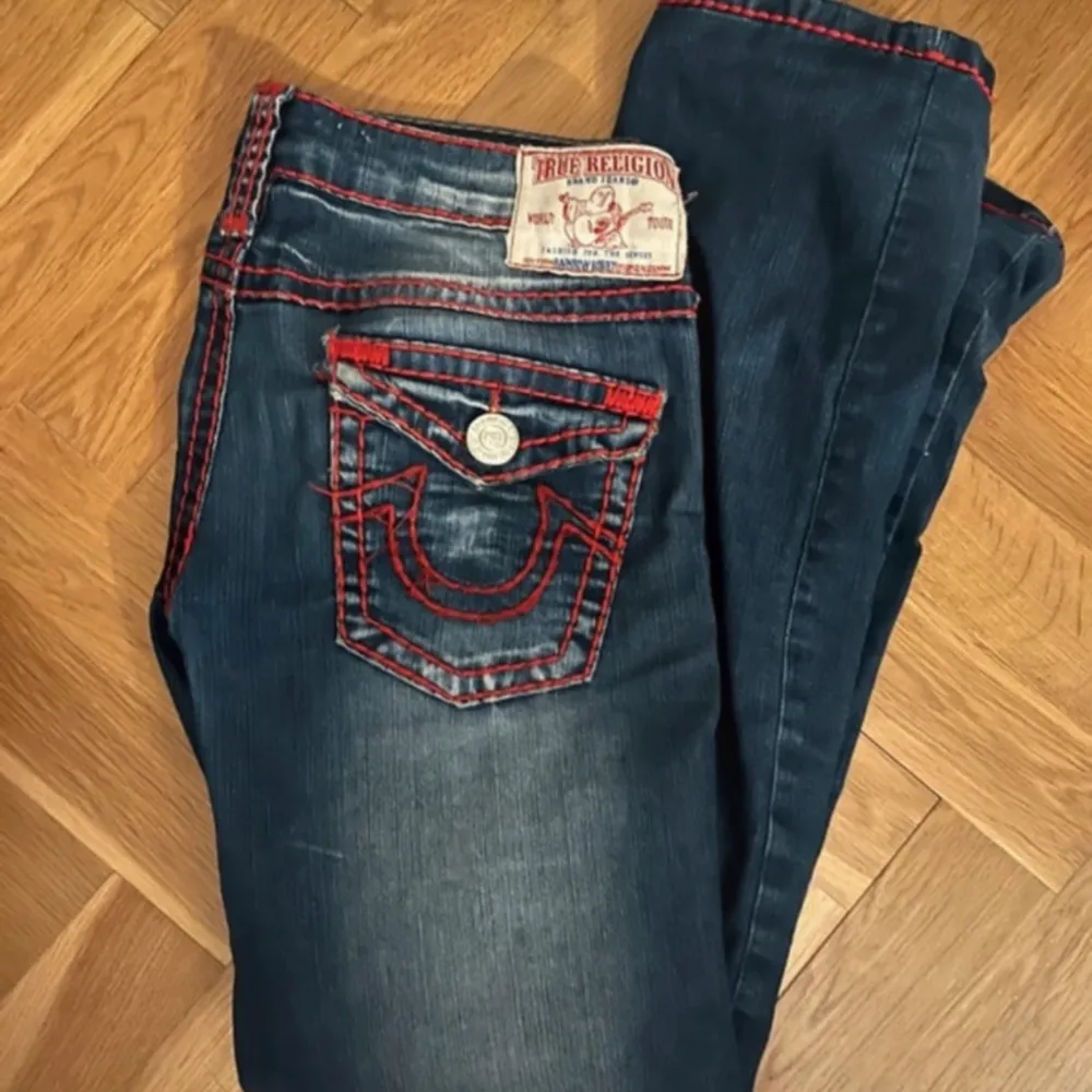 Säljer lågmidjade True Religion jeans  Är i storlek 29 37cm rakt över midjan & 78cm i innerbenslängd Pris går att diskutera vid snabb affär Lånade bilder. Jeans & Byxor.