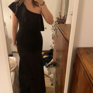 balklänning - intressekoll på denna fina klänning, perfekt till balen. den är köpt på vinted men är ifrån h&m 