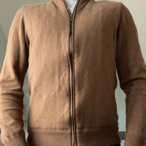 Mossimi dutti cardigan - Säljer nu denna fina cardigan i perfekt codition för endast 399 kr (nypris ca 2000 kr) säljer för den sitter för tajt på mig. Hör av er vid fler frågor eller bilder. Kom gärna med pris förslag 