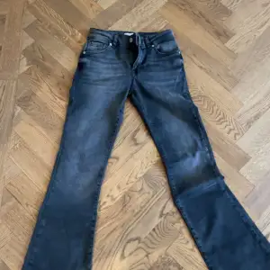 Jättesnygga grå/svarta low waist bootcut jeans! Aldrig använda❤️❤️Skulle säga att jeansen passar xs! 