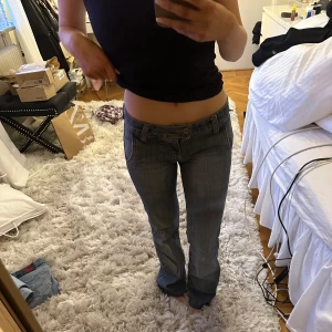 Lågmidjade jeans - Lågmidjade jeans. Vet inte vilket märke det är. Fint skick💞💞