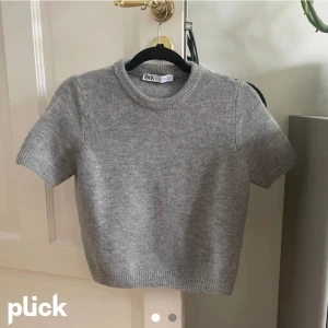 Stickad kortärmad zara - Helt oanvänd stickad zara tröja! I strlk S så fin till våren!