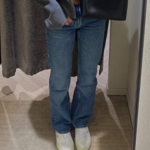 Mid straight jeans i modellen ’twig slim’ från Weekday, använd ett fåtal gånger. Säljs pga storleken passar inte mig längre. Jättebra skick och väldigt snygga 🥹🥹 original pris 500kr