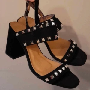 Klackar med nitar - Jättesöta klackar med nitar, sitter väldigt skönt på foten med den breda remmen! Normalt slitage vid spännena (lånad bild då det ej passade mig)💕