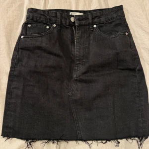 Skitsnygg jeanskjol från Gina strl 36 - Sååå fin men kommer ej till användning längre. Storlek 36! Från Gina Tricot.