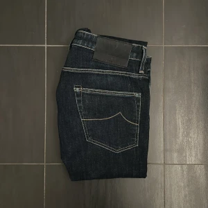 Jacob Cohen Jeans  - Säljer ett par feta Jacob Cohen Jeans i riktigt snygg färg, extremt fint skick, och passar till det mesta. Storleken är 31 men skulle säga att den passa 28-30. Modellen är 622, slim fit. Hör gärna av er vid flera frågor! 