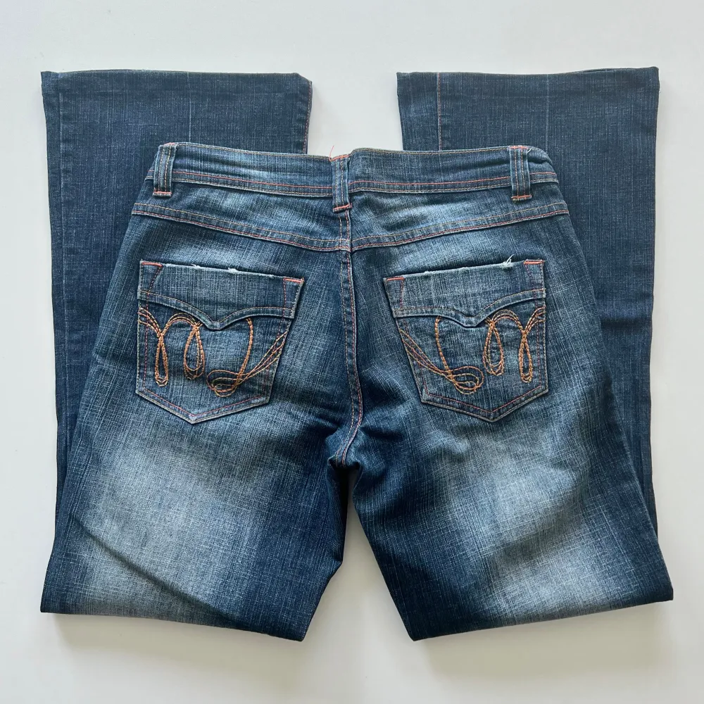 Vintage lågmidjade bootcut jeans från Strut. Midjemått: 78 cm. Innerbenslängd: 72 cm. Inga defekter. Modellen är 167 cm lång. Skriv privat för mer bilder och mått 💘. Jeans & Byxor.