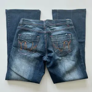 Vintage lågmidjade bootcut jeans från Strut. Midjemått: 78 cm. Innerbenslängd: 72 cm. Inga defekter. Modellen är 167 cm lång. Skriv privat för mer bilder och mått 💘