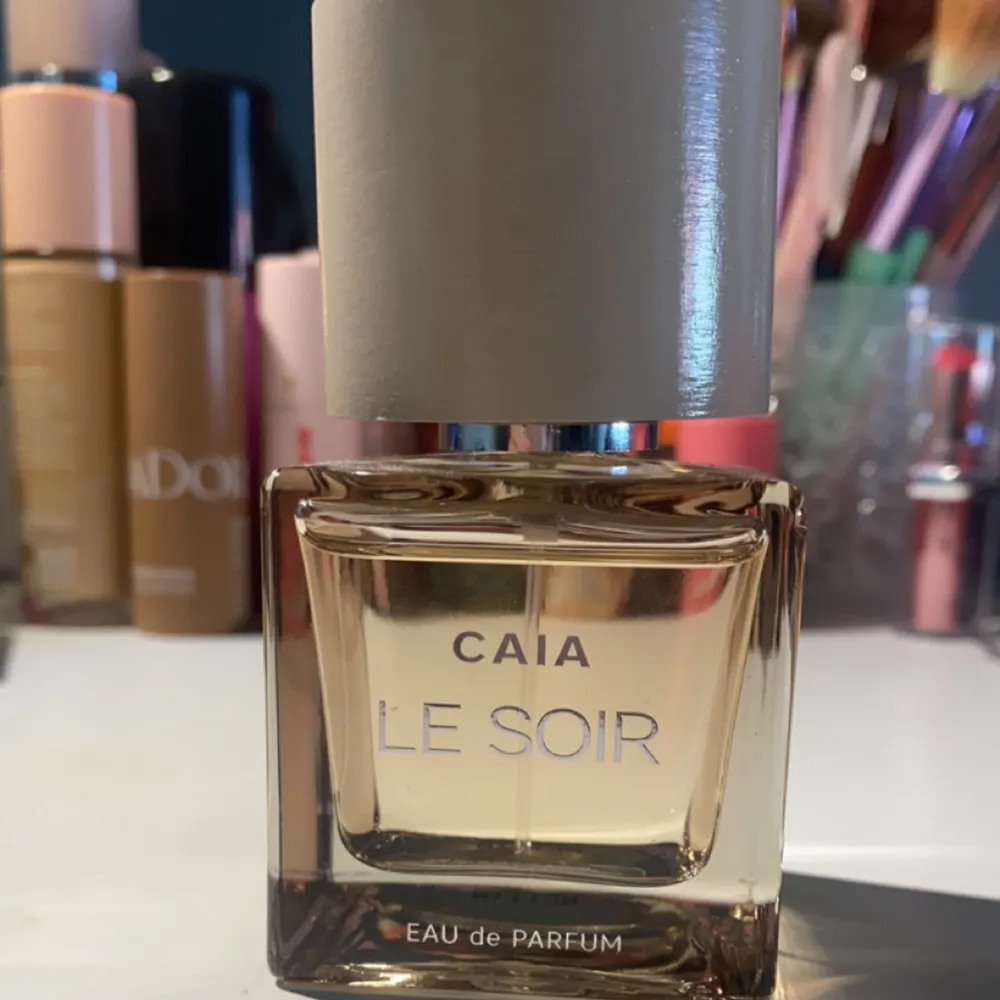 Säljer min parfym ifrån caia, den man fick i deras adventskalender💓 Den luktar jättegott men är ingen doft för mig! Bara använt rn eller två gånger och låda till kommer!💓. Övrigt.