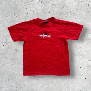 En snygg röd Billabong t-shirt i storlek L men passar som M. I fint skick. 100% bomull! Mått: längd 64 cm, axlar 44 cm, bröstkorg 50 cm, hemm 53 cm.