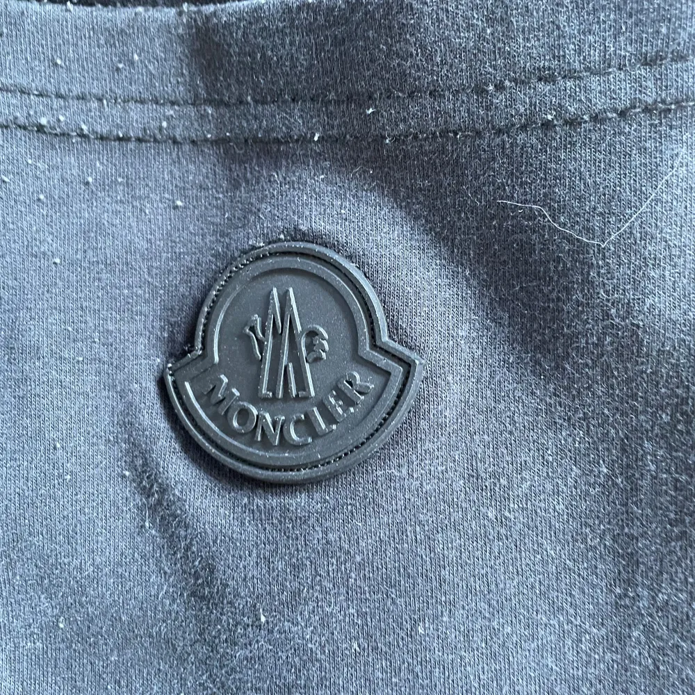 Svarta mjukisbyxor från Moncler i stl S. Finns en del noppror, se bilder. Jeans & Byxor.
