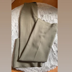 kostymbyxor  - Grå/gröna kostym byxor från Zara Lite noppriga på låren 