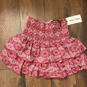 Meet x Tiger - Superfin kjol från meet me there aldrig använd med prislappen kvar💕 skriv för fler bilder/frågor! Sitter som en s/m