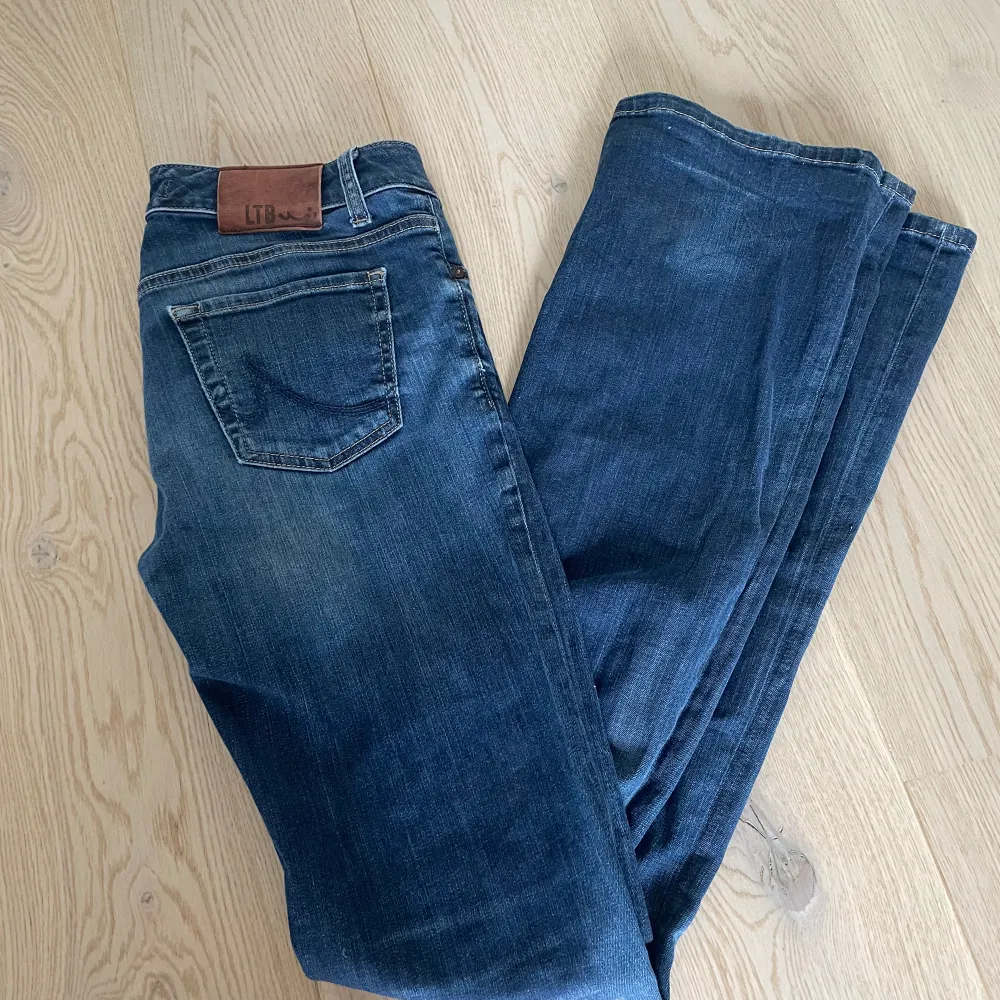 Säljer mina Ltb jeans, tidigare köpt på plick men dom var för stora för mig. De har inga defekter och i riktigt bra skick. Storlek W28 L36. Jeans & Byxor.