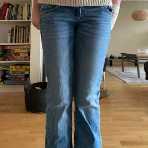 Gina Young jeans, bra skick💞pris kan diskuteras!💞 tryck gärna på köp nu 🫶Är 155cm, säljer för har för många jeans!😽