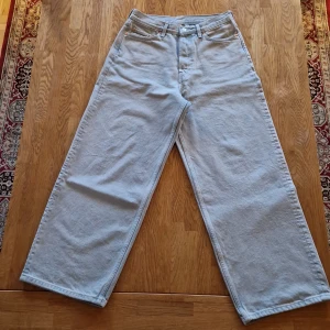 Baggy jeans - Weekday astro loose baggy fit artic blue. Storlek 29 32 Har använts ett par gånger och är i stort sätt nyskick. Har däremot en liten fläck under ena framfickan.